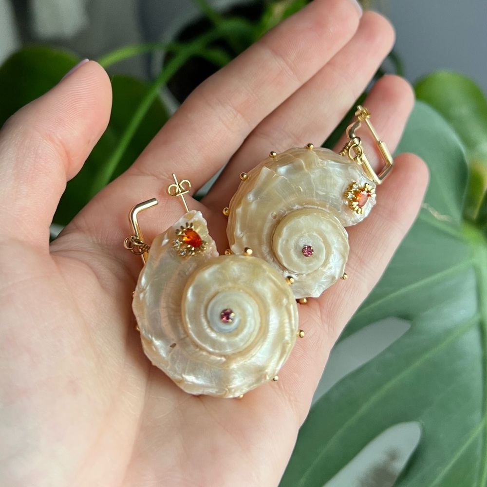 NWT| Natural Shell Earrings with rhinestone| Hoop Earrings
A1 - Picture 5 of 7
